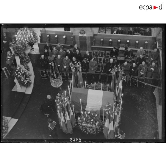 Le cercueil de l'amiral Pierre Ronarc'h drapé du drapeau tricolore lors de la cérémonie d'obsèques en l'église Saint-Louis des Invalides.