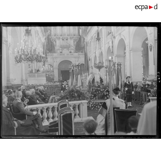 Le cercueil de l'amiral Pierre Ronarc'h entouré d'une garde d'honneur de fusiliers marins lors de la cérémonie d'obsèques en l'église Saint-Louis des Invalides.