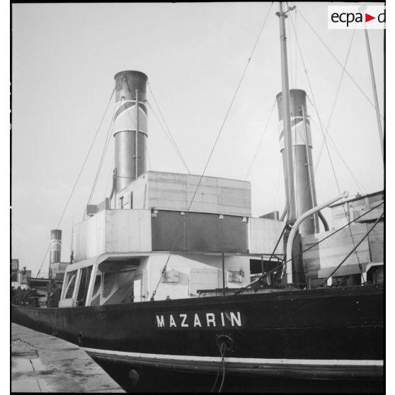 Vue tribord du remorqueur rhénan Mazarin amarré dans le port de Dunkerque, probablement au quai des Hollandais.