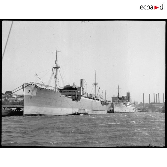 Le paquebot Katoubia et le cargo Sainte-Louise à quai dans un port.