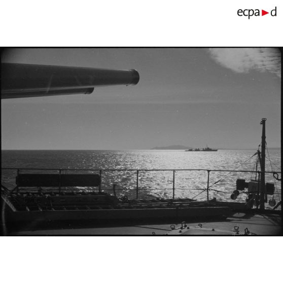Vue d'un contre-torpilleur en patrouille depuis le pont d'un croiseur, probablement le croiseur lourd Duquesne.