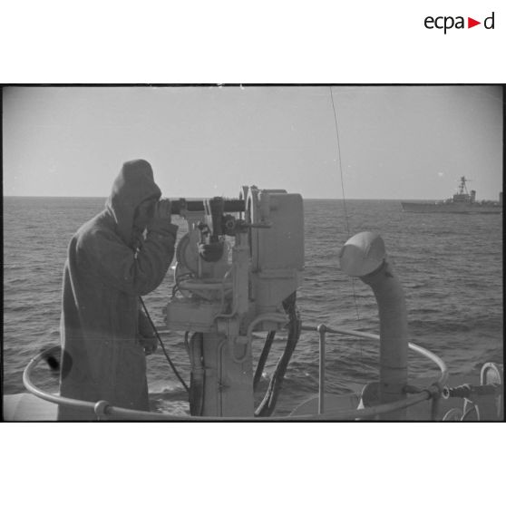 Poste de guet à bord d'un navire de la Marine nationale.