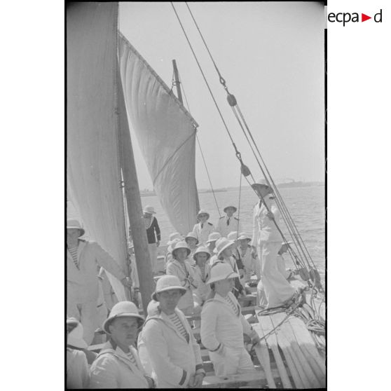 Equipage d'un croiseur à bord d'une baleinière à quai.