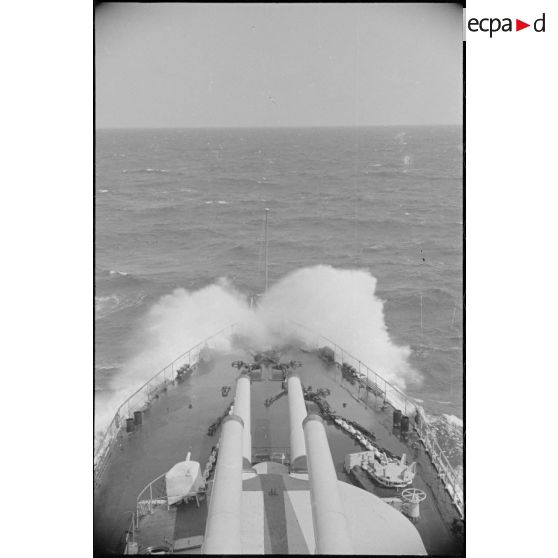 Plage avant d'un navire de la Marine nationale en haute mer.