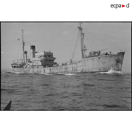 Vue tribord du chalutier Vikings, réquisitionné et armé comme patrouilleur par la Marine nationale.