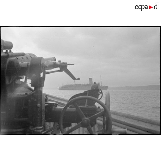 Le paquebot SS Pasteur au mouillage sur coffre, vu depuis le chalutier Vikings.