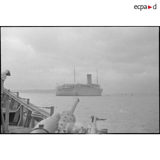 Le paquebot SS Pasteur au mouillage sur coffre, vu depuis le chalutier Vikings.