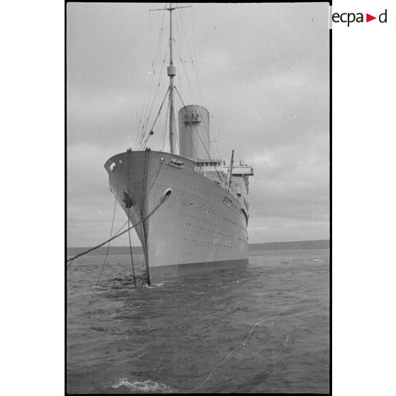 Etrave du paquebot SS Pasteur au mouillage sur coffre.