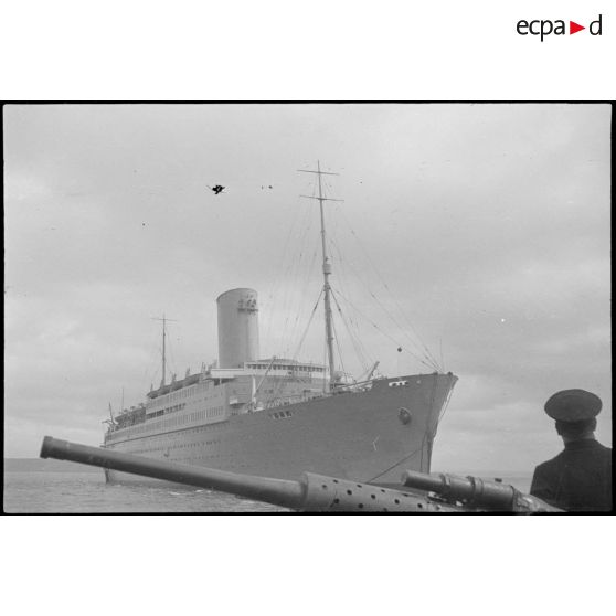 Le paquebot SS Pasteur au mouillage, vu depuis le chalutier Vikings.