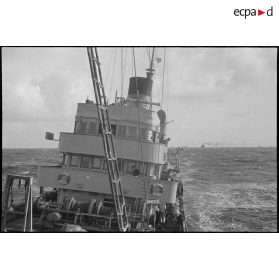 Convoi dans le sillage du chalutier Vikings, armé en patrouilleur par la Marine nationale.