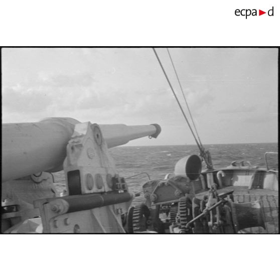 Canon de 75 mm sur la plage avant du chalutier Vikings, armé en patrouilleur par la Marine nationale.