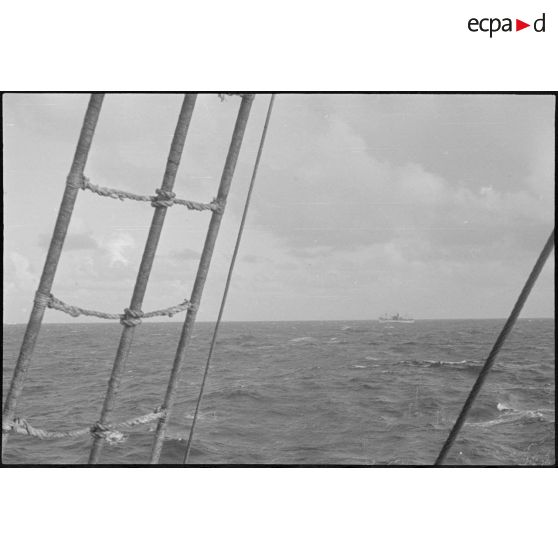 Chalutier vu depuis le chalutier Vikings, armé en patrouilleur par la Marine nationale.