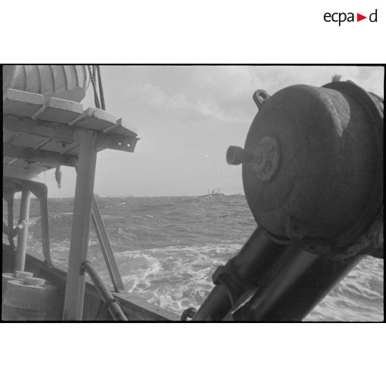 Lanceur de charges de profondeur à bord du chalutier Vikings, armé en patrouilleur par la Marine nationale.