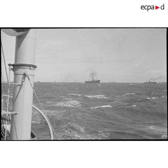 Convoi vu depuis le pont du chalutier Vikings, armé en patrouilleur par la Marine nationale.