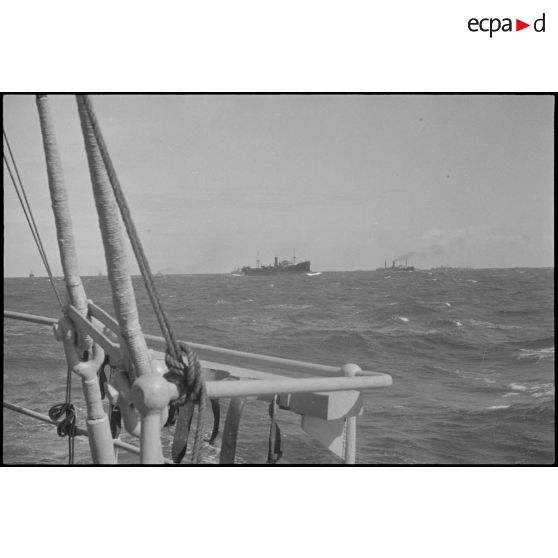 Convoi vu depuis le pont du chalutier Vikings, armé en patrouilleur par la Marine nationale.