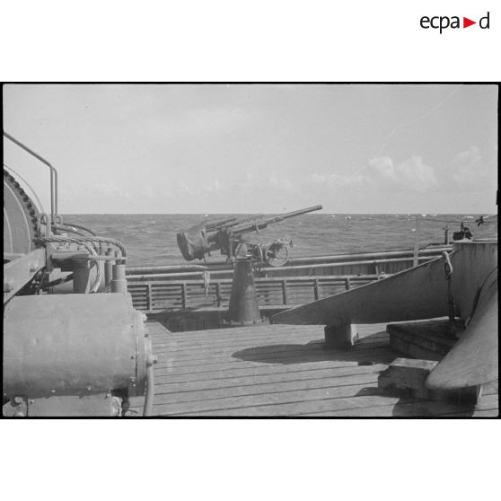 Canon anti-aérien à bord du chalutier Vikings, réquisitionné et armé en patrouilleur par la Marine nationale.