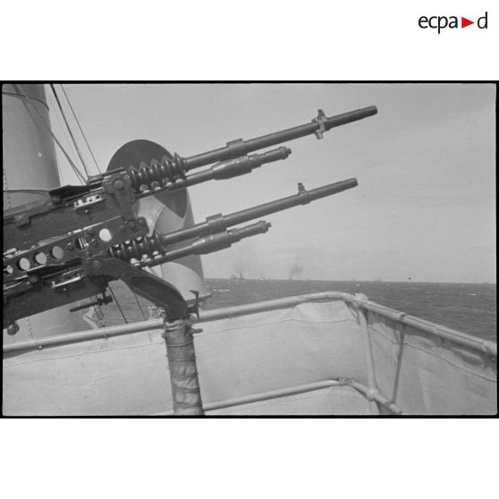 Mitrailleuse bitubes à bord du chalutier Vikings, réquisitionné et armé en patrouilleur par la Marine nationale.