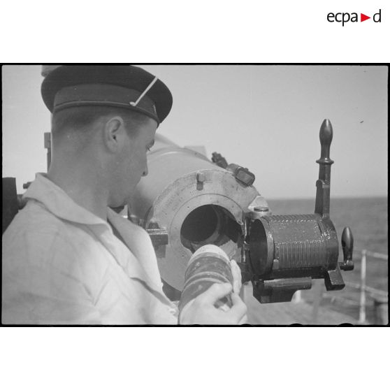 Chargement d'un obus dans le tube d'un canon à bord du chalutier Vikings, réquisitionné et armé en patrouilleur par la Marine nationale.