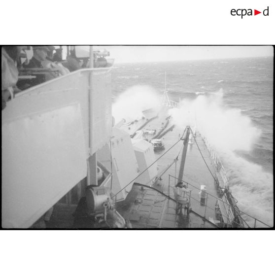 Plage avant du croiseur lourd Duquesne en mer.