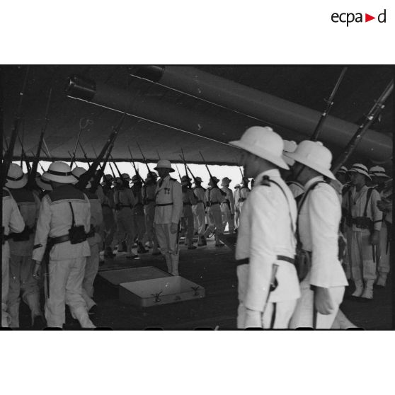 Cérémonie à bord du croiseur lourd Duquesne à laquelle participe la compagnie de débarquement du navire.