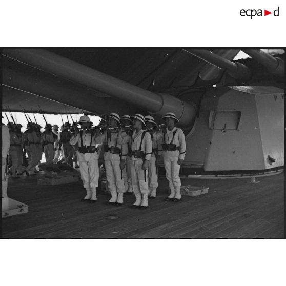 Les clairons à bord du croiseur lourd Duquesne lors d'une cérémonie rassemblant la compagnie de débarquement.