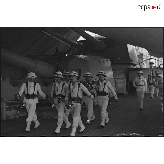 Les clairons ouvrent le défilé à l'issue d'une cérémonie à bord du croiseur lourd Duquesne rassemblant la compagnie de débarquement.