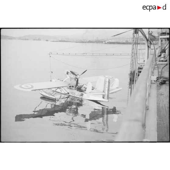 Mise à l'eau d'un hydravion Loire 130 par la grue du croiseur lourd Duquesne.