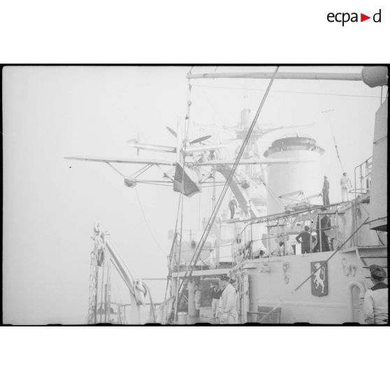 Hydravion Loire 130 suspendu à la grue du croiseur lourd Duquesne.