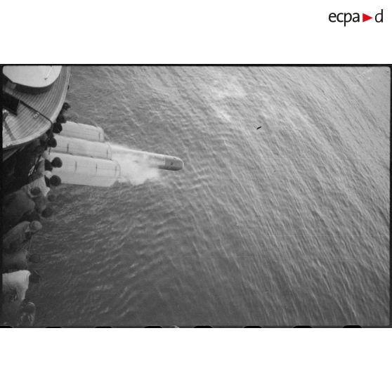 Tir d'une torpille de 550 mm depuis le croiseur lourd Duquesne.