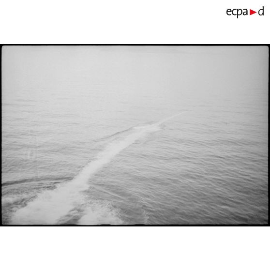 Sillage d'une torpille de 550 mm tirée depuis le croiseur lourd Duquesne.