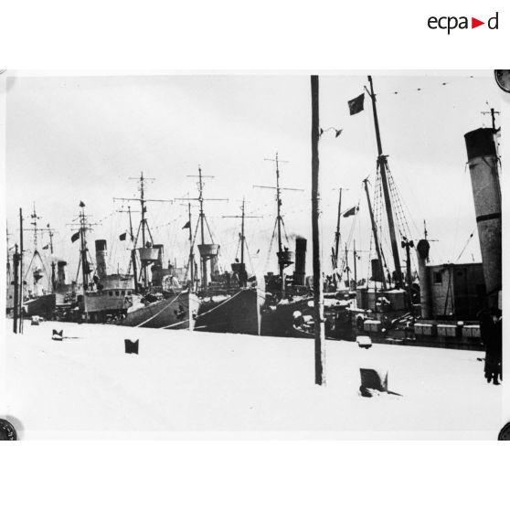 Flotille de patrouilleurs au mouillage dans un port (reproduction).