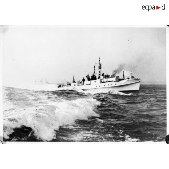 Vedette lance-torpilles de la Kriegsmarine en haute mer (reproduction).