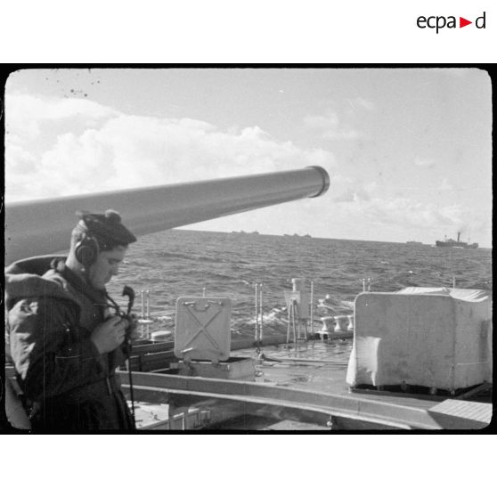 Convoi escorté par des bâtiments de la Marine nationale vu depuis le pont d'un contre-torpilleur.