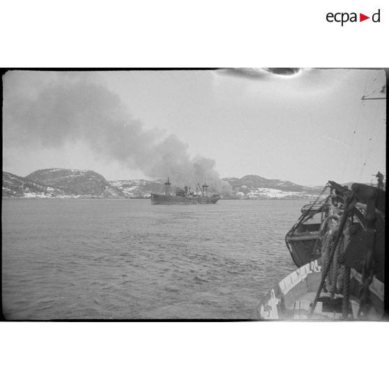 Vue d'un cargo s'éloignant des quais de Namsos.