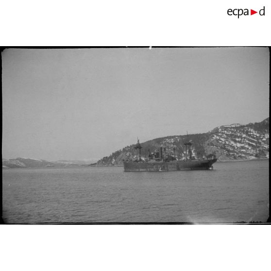 Cargo quittant Namsos.