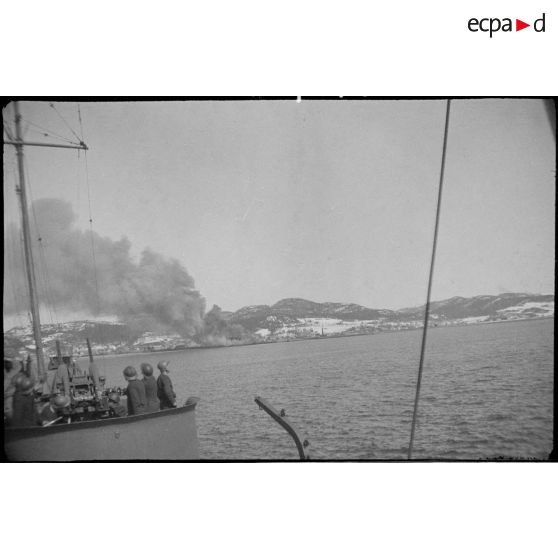 Namsos vue depuis le pont du torpilleur d'escadre le Brestois.
