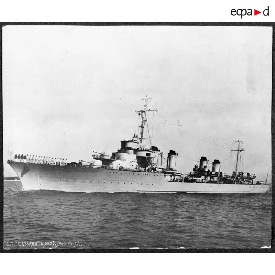 Vue bâbord du contre-torpilleur Cassard.