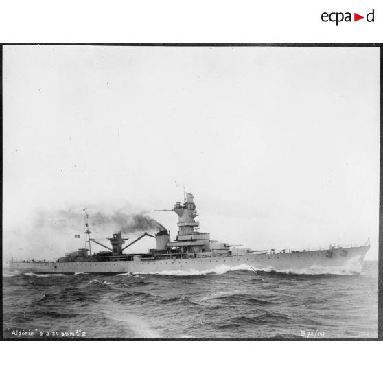 Vue tribord du croiseur Algérie.