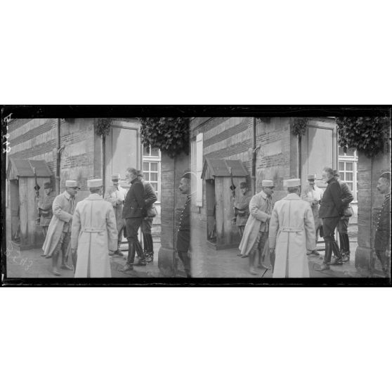 Général Sarrail et général Dubail sortant du QG de Ste Menehould. [légende d’origine]