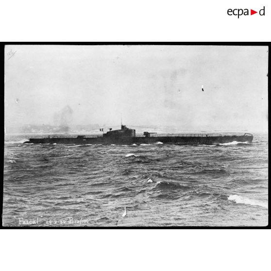 Vue tribord du sous-marin Pascal.