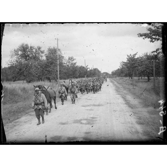 La Grange aux Bois. Mitrailleurs et drapeau du 151e de ligne. [légende d’origine]