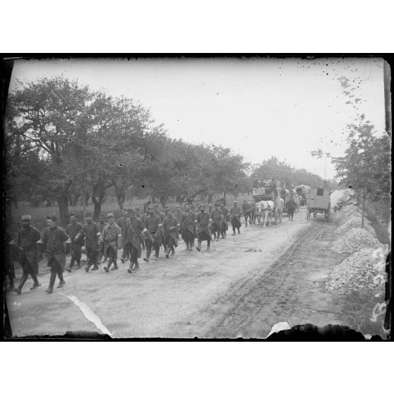 La Grange aux Bois. Brancardiers et ambulanciers se rendant sur le front . [légende d’origine]