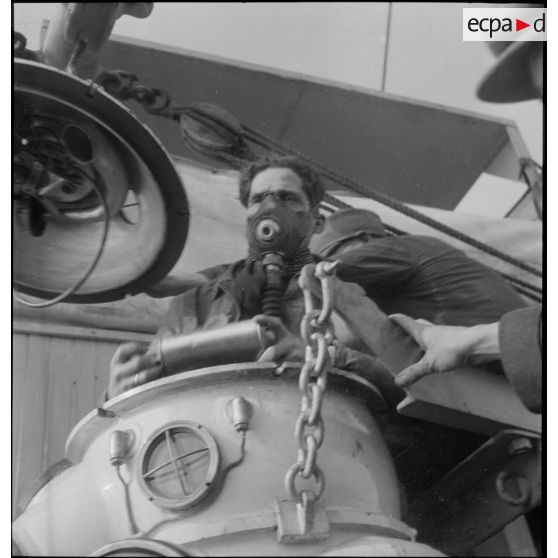 Préparatifs de mise à l'eau d'un scaphandre "grandes profondeurs" depuis un chalutier armé de la Marine nationale.