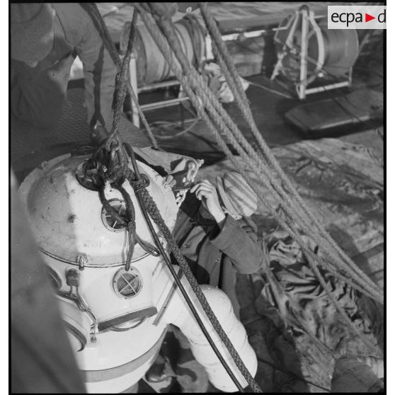 Préparatifs de mise à l'eau d'un scaphandre "grandes profondeurs" depuis un chalutier armé de la Marine nationale.