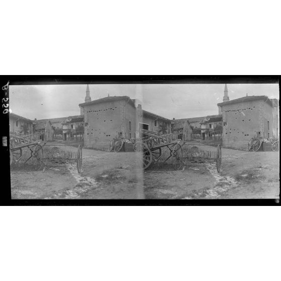 Neuvilly (Meuse). Sortie du village vers les lignes boches . [légende d’origine]