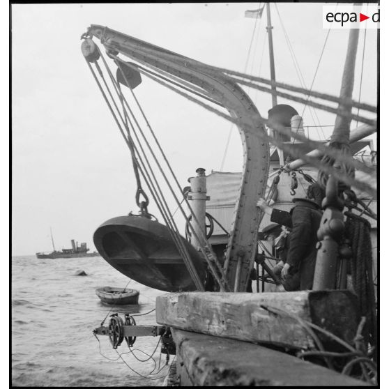 Mise à l'eau d'un scaphandre "grandes profondeurs" depuis un chalutier armé de la Marine nationale.