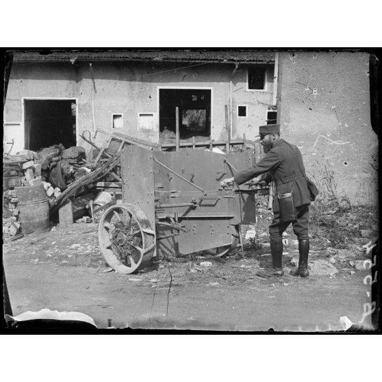Neuvilly (Meuse). Chariot pare balles pour mitrailleuses . [légende d’origine]