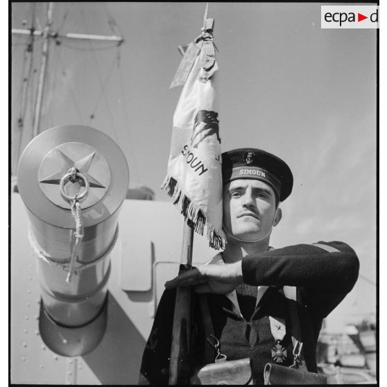 Porte-fanion du torpilleur Simoun.