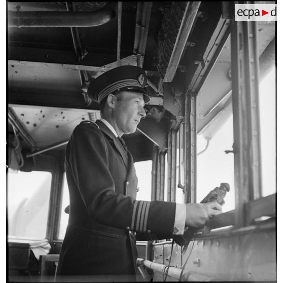 Portrait du capitaine de corvette Gaston Bataille, commandant le torpilleur Simoun, à la passerelle de son bâtiment.