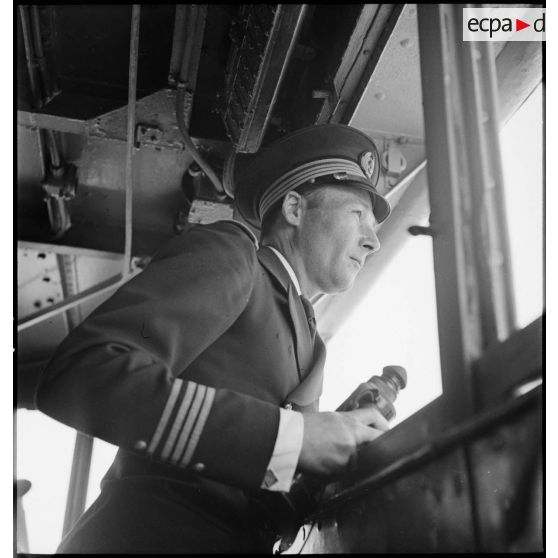 Portrait du capitaine de corvette Gaston Bataille, commandant le torpilleur Simoun, à la passerelle de son bâtiment.